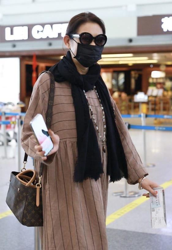 倪萍又要引领大妈时尚，穿直筒连衣裙配围巾走机场，高级又显贵 - 3