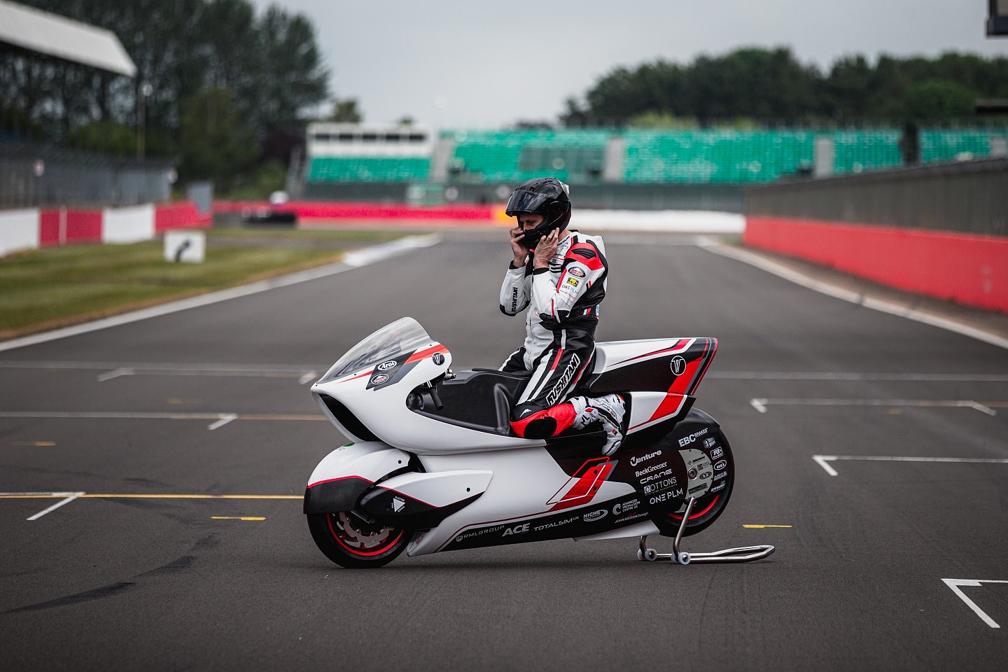 英国公司打造全球最快电动摩托车：采用激进的大洞技术 - 6