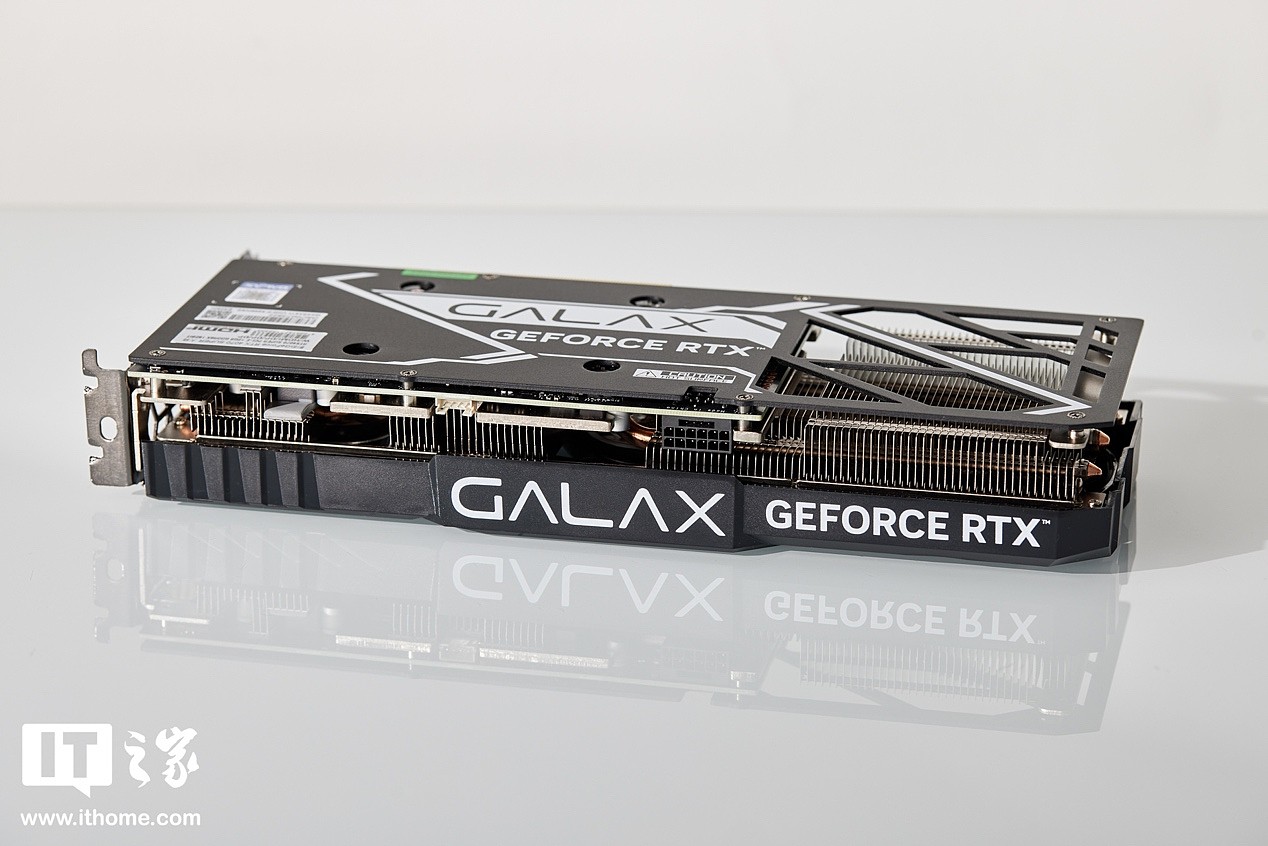 【IT之家开箱】影驰GeForce RTX 4070 SUPER大将显卡图赏：造型硬核但体积轻巧 - 7