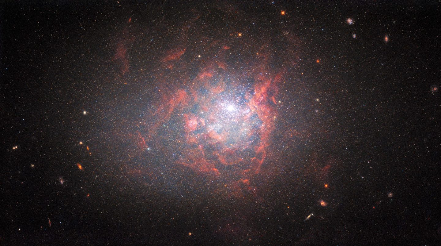 哈勃太空望远镜重新审视银河系的“怪胎”：矮星系NGC 1705 - 1