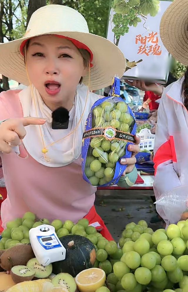 55岁港星湖南县城摆摊卖水果，40度戴草帽似村妇，卖力吆喝无人买 - 8