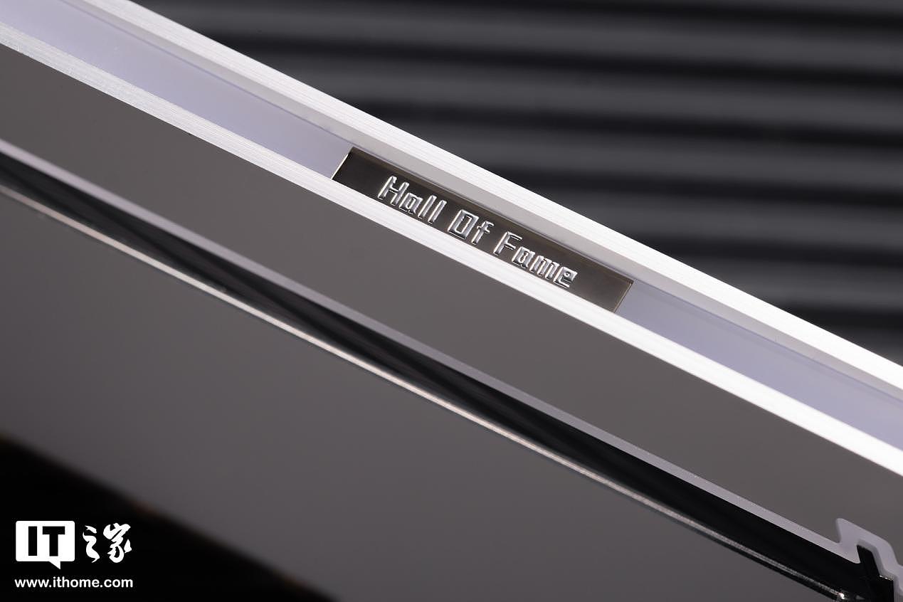 【IT之家开箱】影驰名人堂 HOF Pro DDR5-7600 16G 内存图赏：银白极光灯带，突破性能极限 - 4