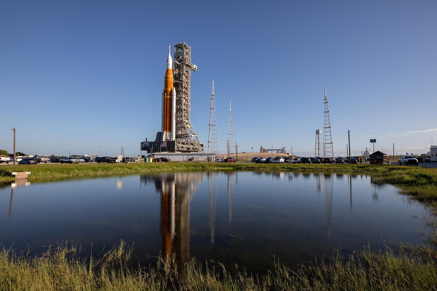 历经8小时，NASA Artemis I月球火箭抵达将进行湿式彩排的发射台 - 1