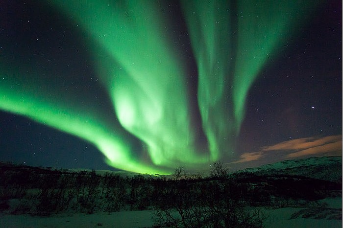 800px-Northern_Lights_-_Aurora_Borealis_Norway_Ringvassøya_Tromsø.jpg