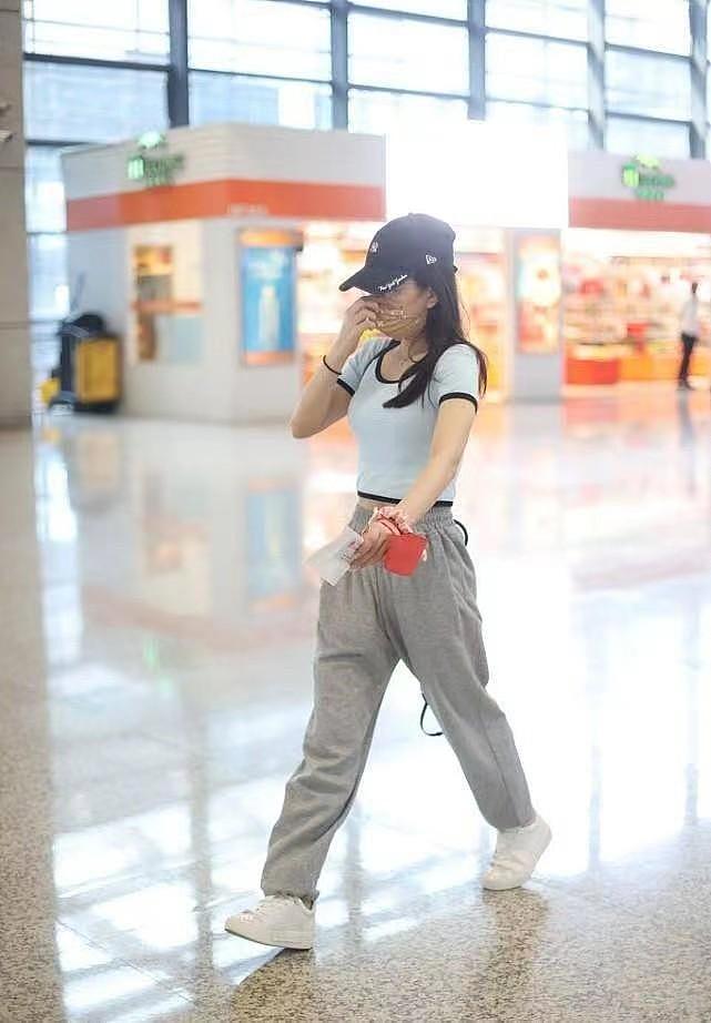 郭富城携娇妻走机场，穿西装显得正式，方媛穿香奈儿短袖却挺时髦 - 6