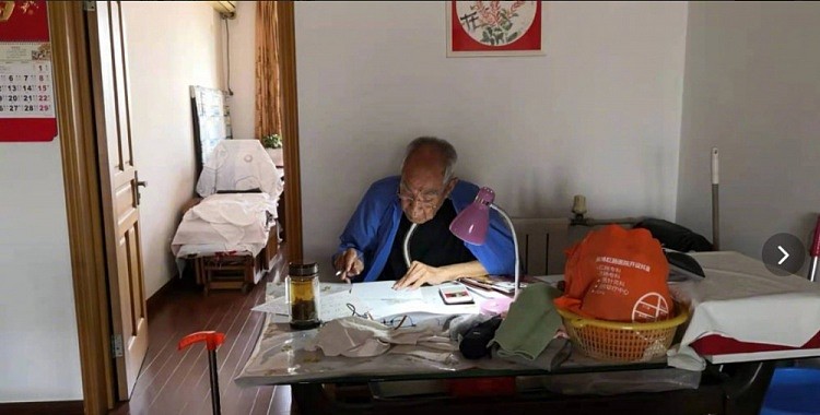 值得尊敬！詹俊晒图：87岁李元魁伏案为点评欧洲杯做功课 - 1