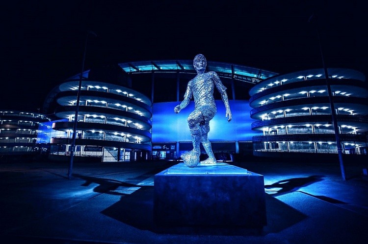 致敬传奇！孔帕尼和大卫-席尔瓦的雕像今日在伊蒂哈德球场揭幕 - 3