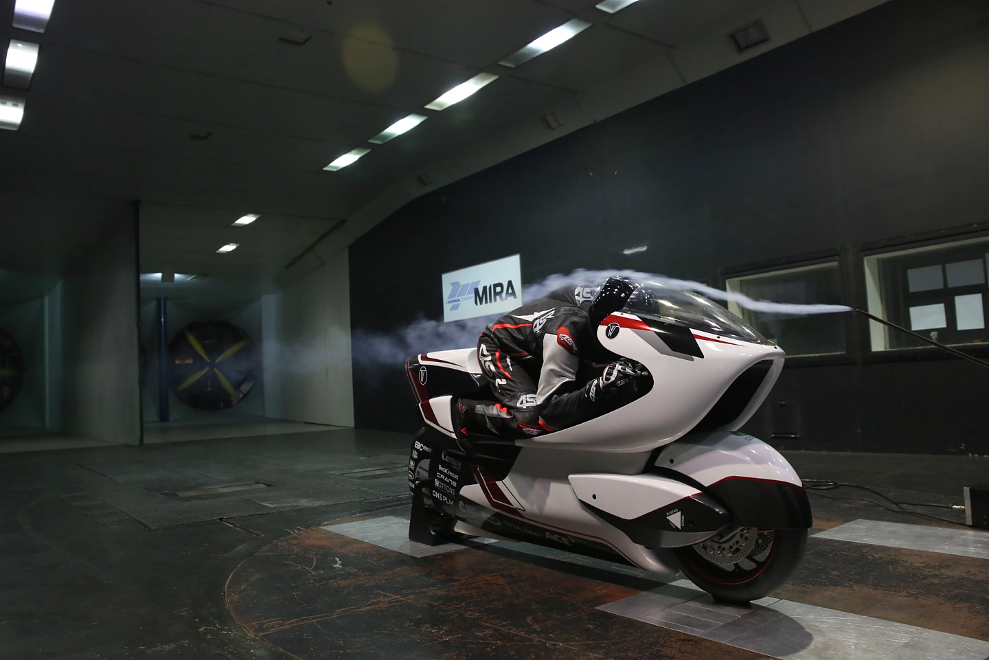 英国公司打造全球最快电动摩托车：采用激进的大洞技术 - 1