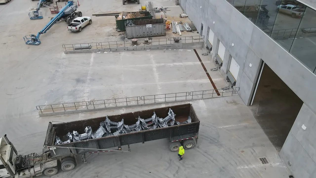 新航拍视频显示特斯拉在Model Y上测试结构性电池组 - 10