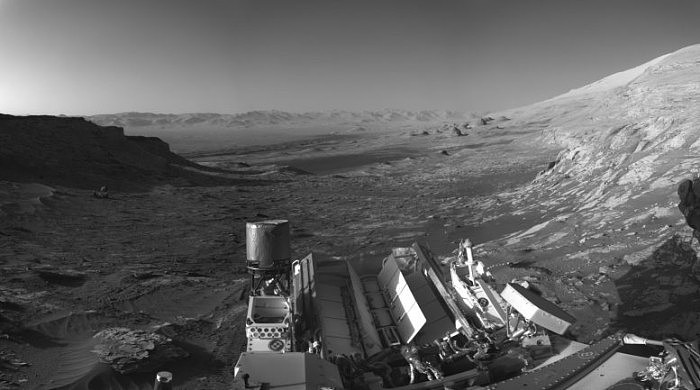 NASAs-Curiosity-Rover-Black-and-White-Navigation-Camera-Afternoon-777x433.jpg