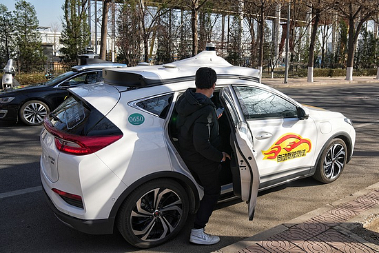 一名乘客在北京亦庄准备乘坐自动驾驶出租车。新华社记者 彭子洋 摄