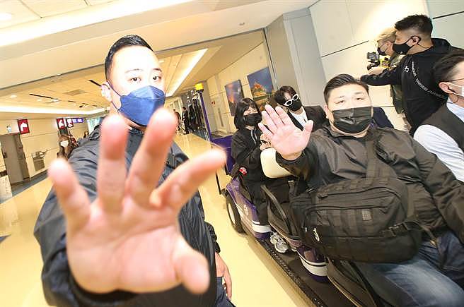 韓國男團Treasure搭機抵台，隨行保鑣在機場管制區內頻頻阻擋媒體合法採訪。（范揚光攝）