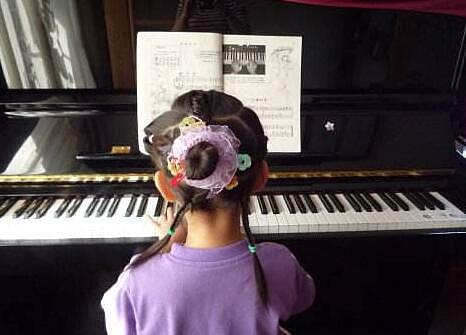 小女生钢琴演奏发型有哪些 女生钢琴演奏穿什么好 - 1