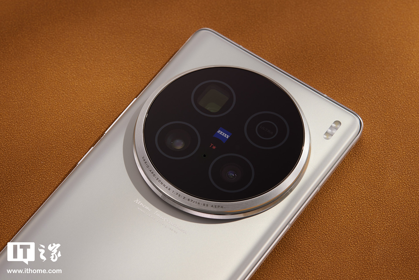 【IT之家开箱】vivo X100 Ultra「钛色」图赏：蓝厂第一款 Ultra，号称能打电话的“相机” - 2