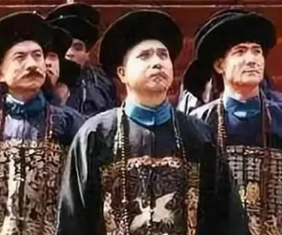 清朝大臣脖子上的珠子：权力与地位的象征 - 1