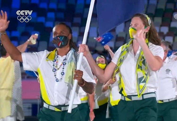 奥运开幕式：米尔斯与游泳运动员坎贝尔举旗入场 - 1