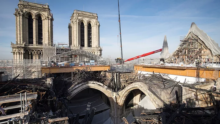 法国总统：巴黎圣母院有望于2024年重新开放 - 1