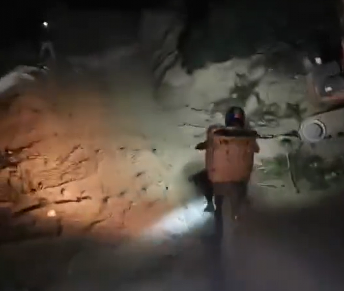 真·骑士精神：重庆小伙骑越野摩托硬核运送救火物资 - 2