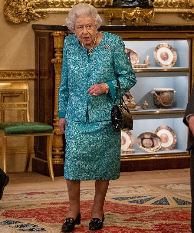 95岁英女王被勒令休息后又复出 穿嫩黄色容光焕发 - 7