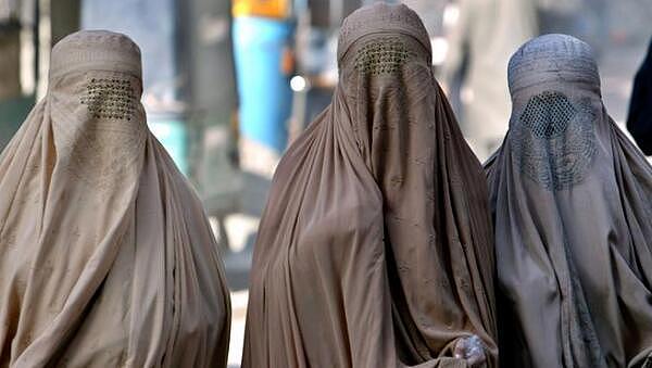 塔利班掌权，阿富汗女性生存状况，女性罩袍价格上涨了10倍 - 1