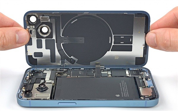 美版苹果 iPhone 14 Pro Max 详细拆解：使用塑料垫片替代 SIM 卡托盘 - 3