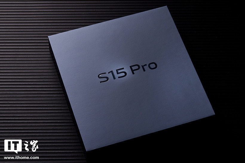 【IT之家开箱】vivo S15 Pro 图赏：双镜云窗设计，轻薄曲面屏 - 1