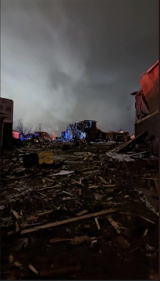 美国肯塔基州遭龙卷风袭击 州长称最终死亡人数或接近100人 - 1