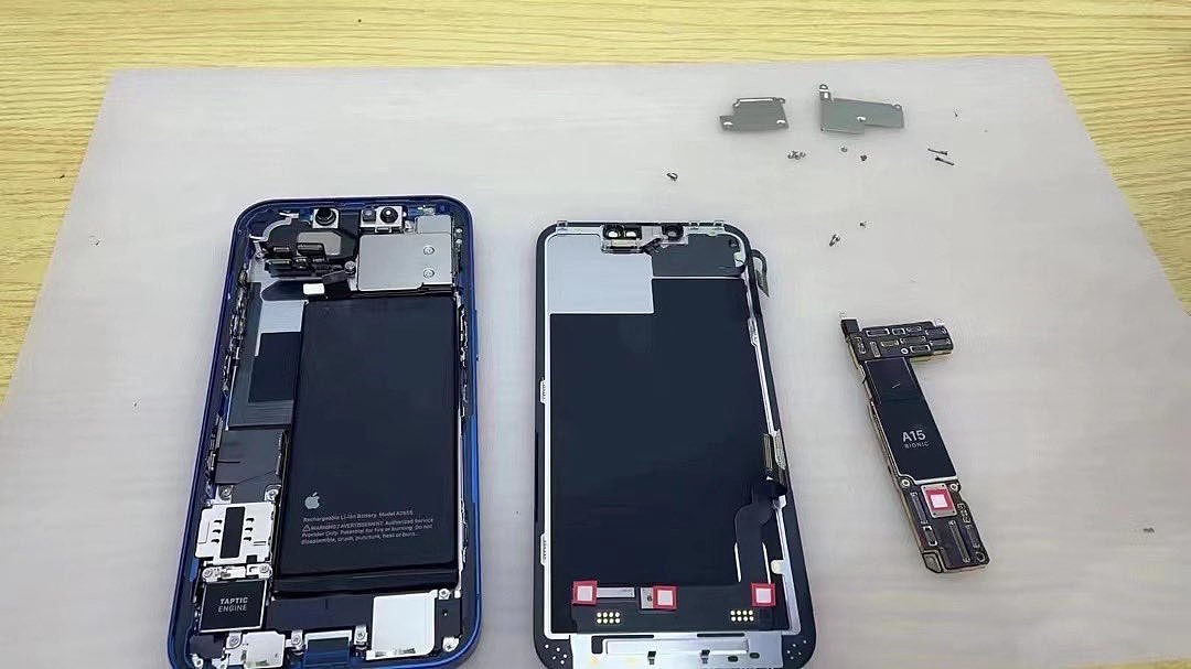 iPhone 13拆机照首度亮相 改进TrueDepth系统、Taptic引擎和更大的电池 - 1