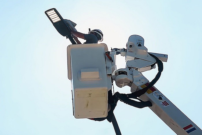 AT&T在城市路灯杆上开启微型5G基站现场部署测试 - 1