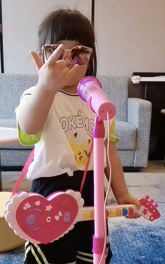 王祖蓝晒女儿弹唱视频，想送她进乐队，3岁Gabby摇滚范儿十足 - 8