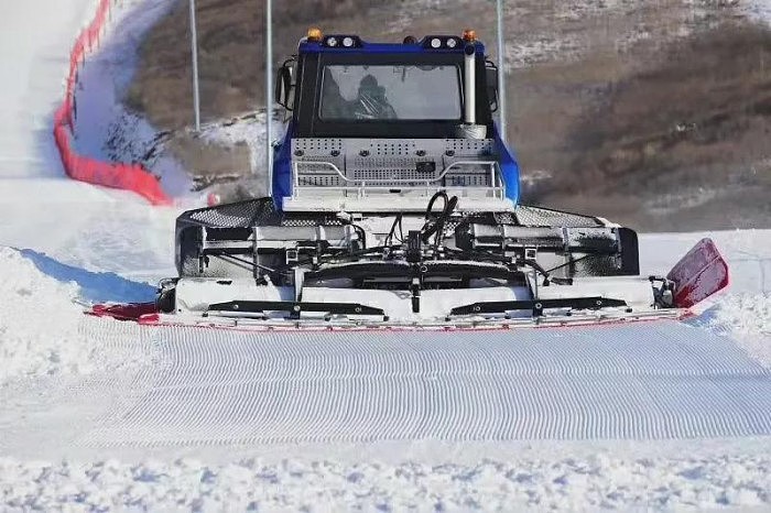 国产压雪车显身手 在冬奥赛场做出“雪拉面” - 1