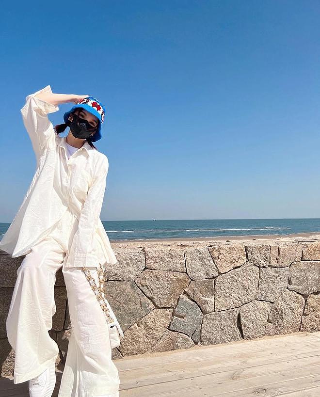 杨丞琳李荣浩秦皇岛阿那亚度假，穿白色休闲大码套装，慵懒且随性 - 1