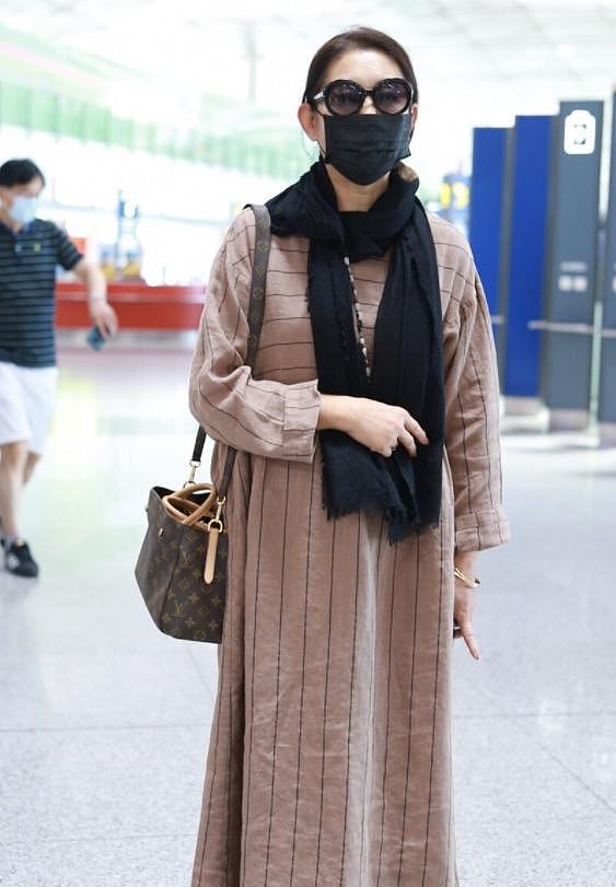 倪萍又要引领大妈时尚，穿直筒连衣裙配围巾走机场，高级又显贵 - 2