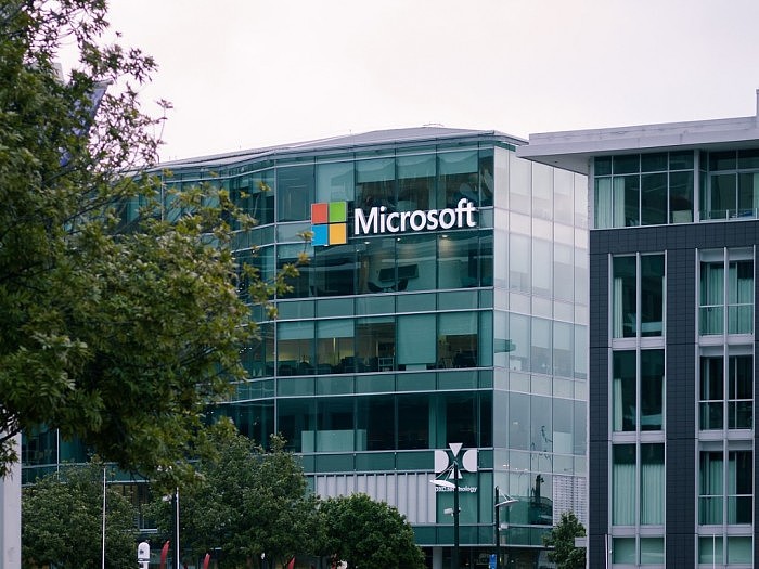 Microsoft-logo-on-building.jpg