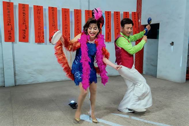 王彩樺（左）和王中平在劇中飾演串場主持人。（民視提供）