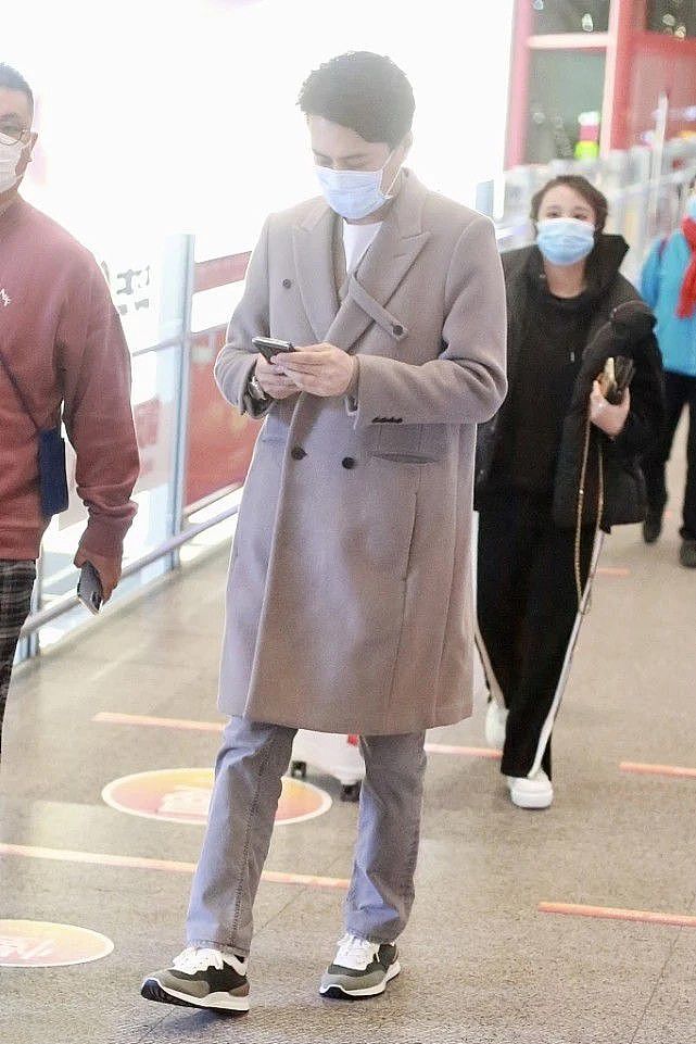靳东开始赶潮流了，大衣+运动鞋精致时髦，中年男士这样穿显品位 - 1