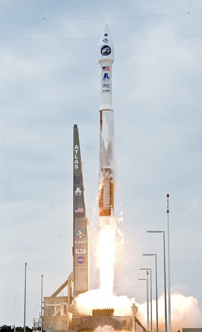 800px-Atlas_V(401)_launches_with_LRO_and_LCROSS_cropped.jpg