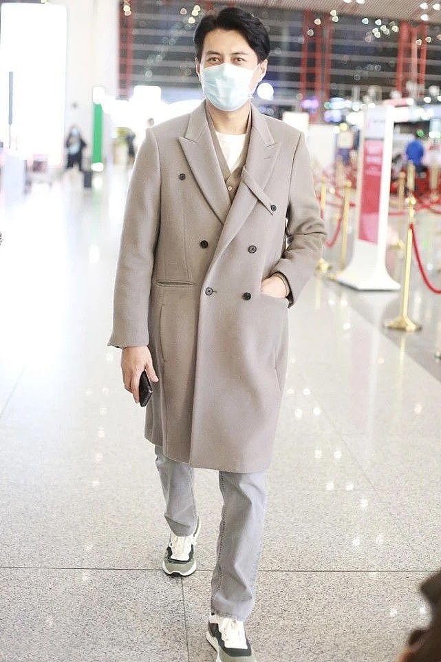 靳东开始赶潮流了，大衣+运动鞋精致时髦，中年男士这样穿显品位 - 5