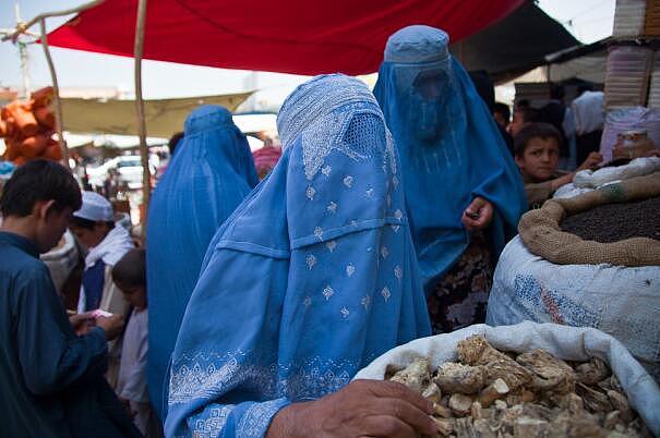 塔利班掌权，阿富汗女性生存状况，女性罩袍价格上涨了10倍 - 2