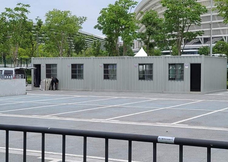 沪媒：苏州奥体中心外场搭建简易房，以作为球员休息室 - 1
