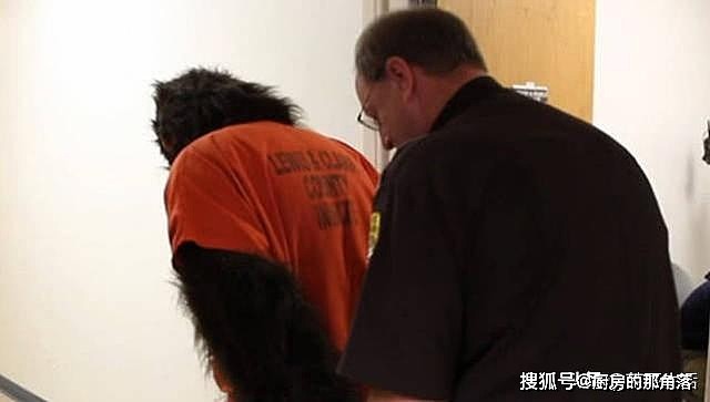 男子装成猩猩虐待小鹿，警察将其逮捕调查，真相让人无语 - 5