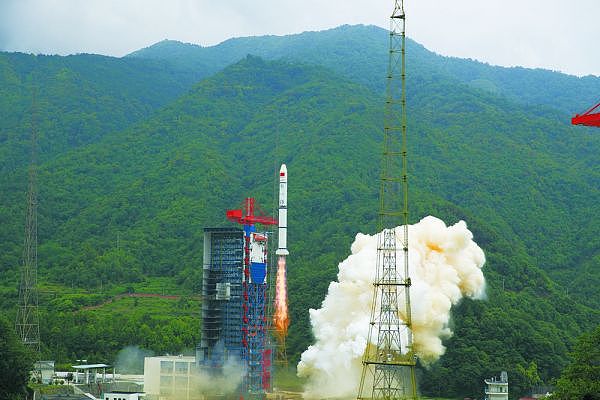 6月2日，在中国西昌卫星发射中心，吉利星座01组9颗卫星搭乘长征二号丙运载火箭成功发射升空。（李晓梦 摄）
