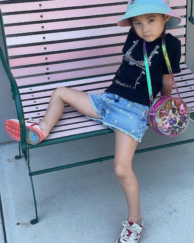 陈冠希晒女儿近照 4岁Alaia酷炫摆pose像超模妈妈 - 2