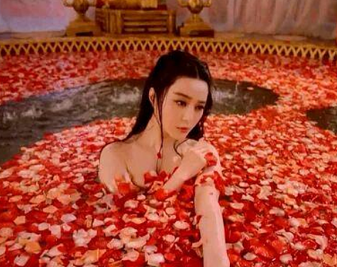古代女性沐浴时的花瓣仪式：是浪漫还是实用？ - 1