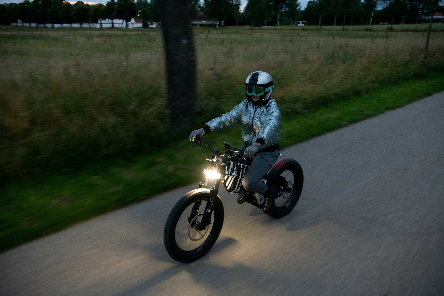 着眼电动自行车和摩托的未来移动：宝马展示两款电动摩托概念车 - 12