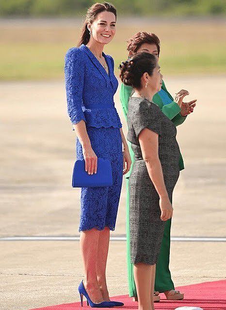 凯特王妃穿方领印花蓝裙高调现身 风情万种 - 16