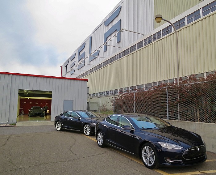 1920px-New_Teslas_at_the_factory.jpg