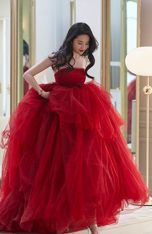 有种惊艳叫刘亦菲穿红裙，配微卷发艳而不俗，换轻熟风后太提气质 - 5