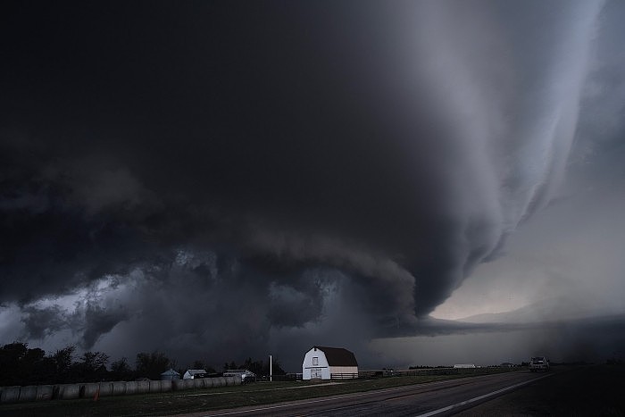 1600px-Supercell-thunderstorm-in-Kansas.jpg