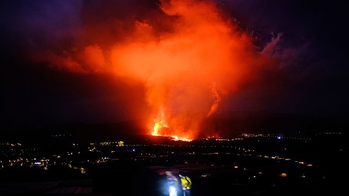 西班牙拉帕尔马岛火山持续喷发 经济损失恐超4亿欧元 - 1